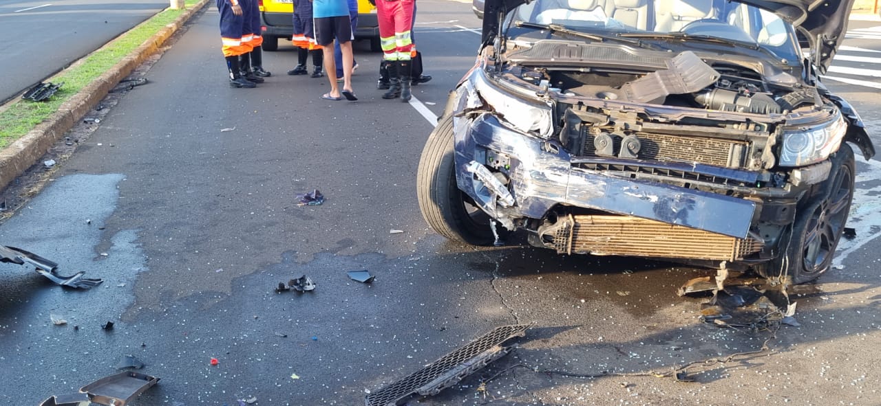 Foto 15 de 21 — Veículo de luxo se envolve em grave acidente na Via Expressa